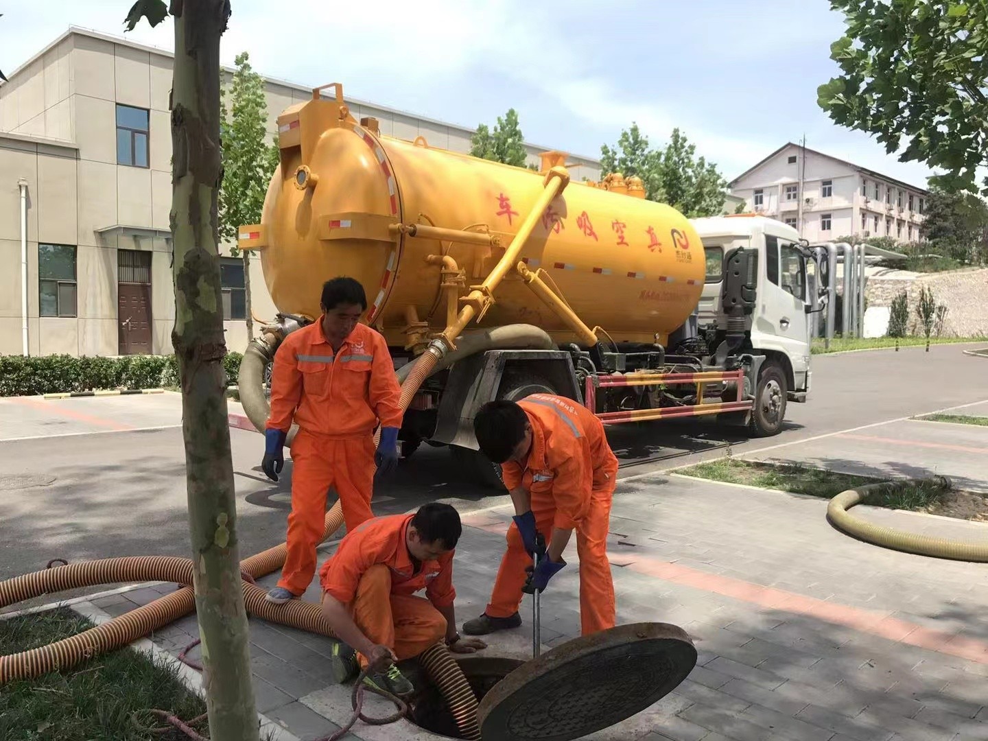 陵城管道疏通车停在窨井附近